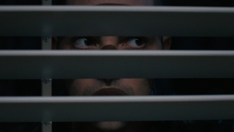 Женщина в доме напротив девушки в окне 5 серия