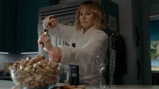 Женщина в доме напротив девушки в окне 1 сезон 1 серия