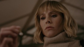 Женщина в доме напротив девушки в окне 1 сезон 3 серия