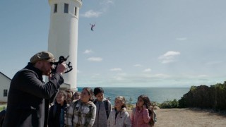 Женщина в доме напротив девушки в окне 1 сезон 4 серия