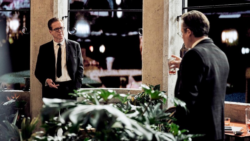 Шпион среди друзей 6 серия